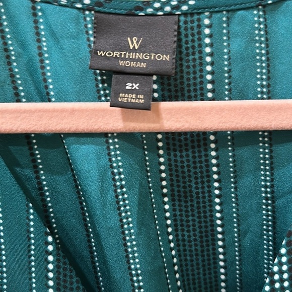 Worthington cold shoulder faux wrap green, white and black blouse. - Picture 5 of 5